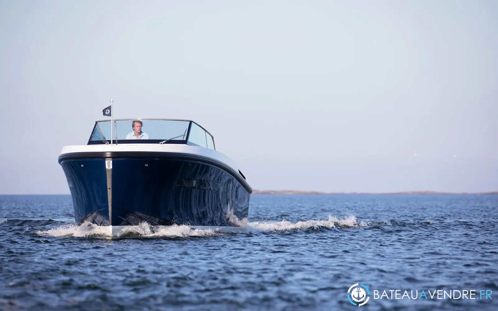 slider 7 Delta Powerboats 33 Open