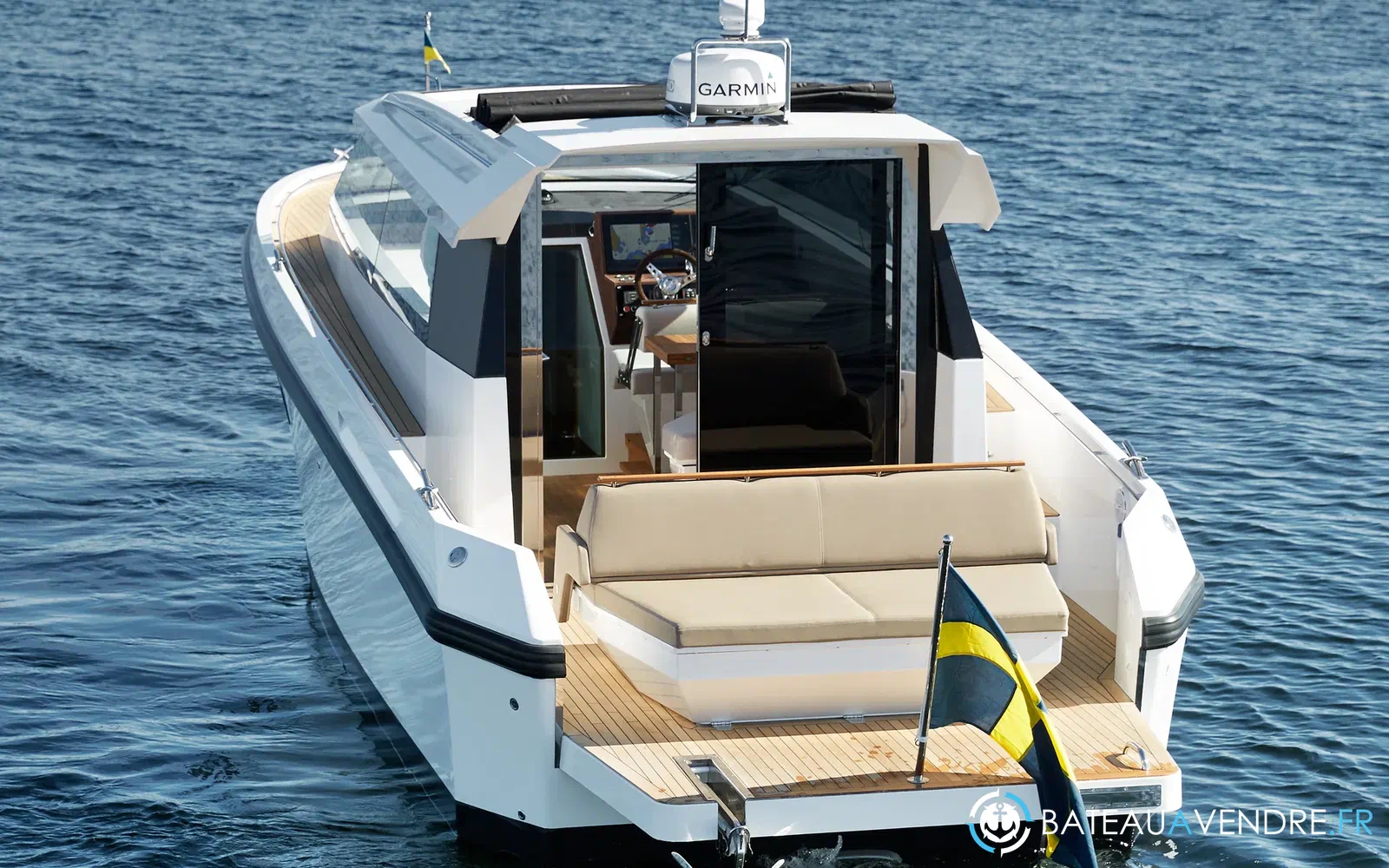 slider 10 Delta Powerboats 33 Coupe