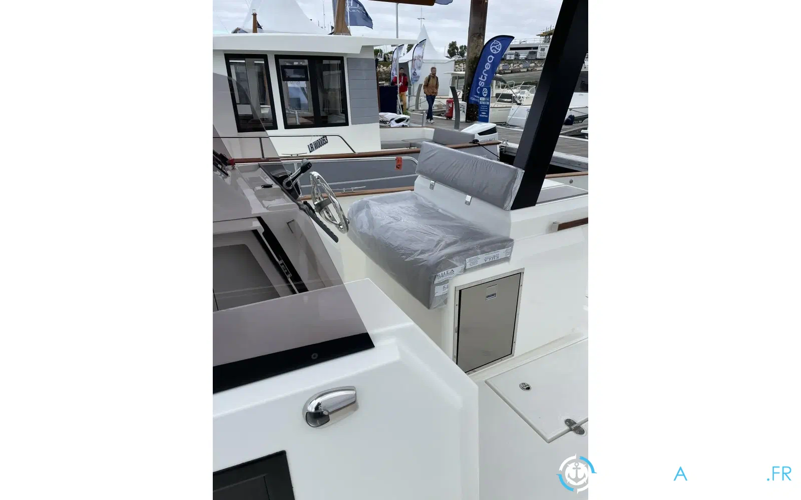 slider 11 Rhea 29 Open