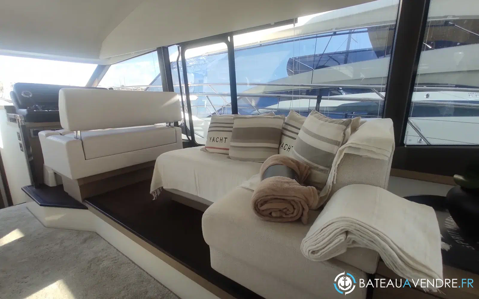 slider 8 Jeanneau Prestige 520 Fly