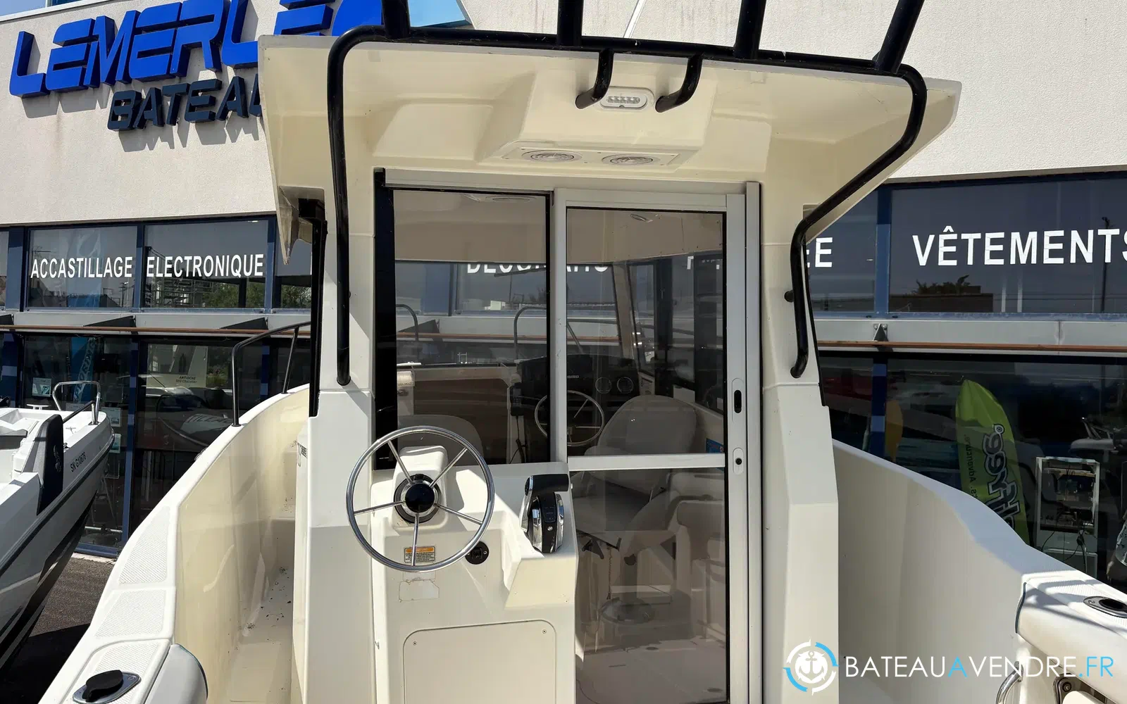 slider 2 Quicksilver Activ 705 Pilothouse