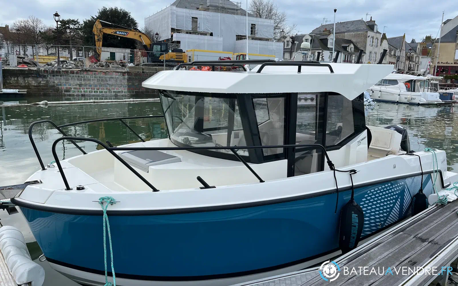 slider 3 Quicksilver Activ 705 Pilothouse