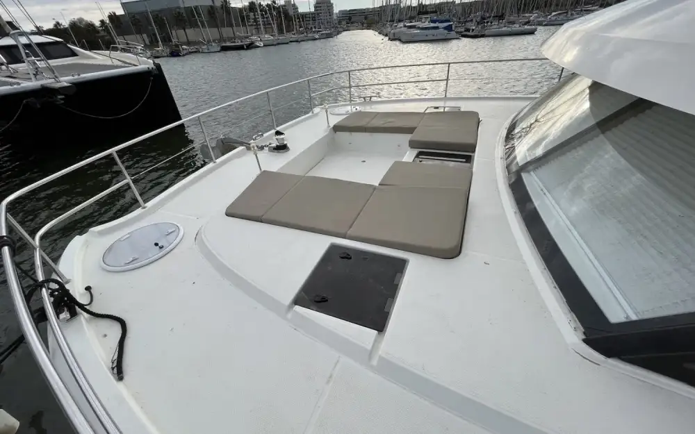 slider 16 Fountaine Pajot My 44