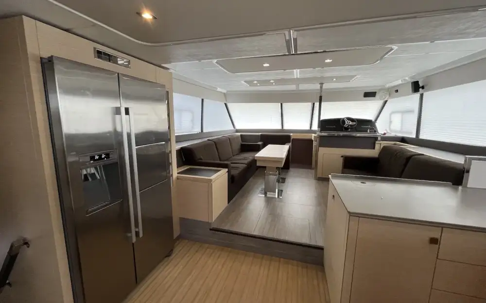 slider 19 Fountaine Pajot My 44