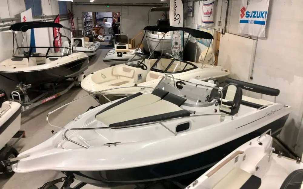 B2 MarineCap Ferret 572 Day Cruiser
