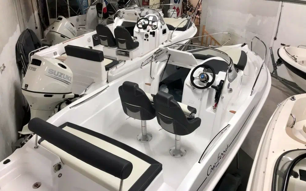 slider 1 B2 Marine Cap Ferret 572