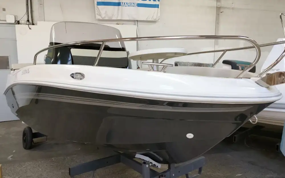 Selection BoatsAston 16