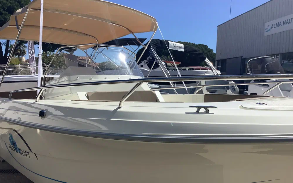 slider 1 Pacific Craft 695