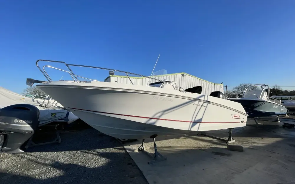 Boston WhalerBoston Whaler 220 Outrage