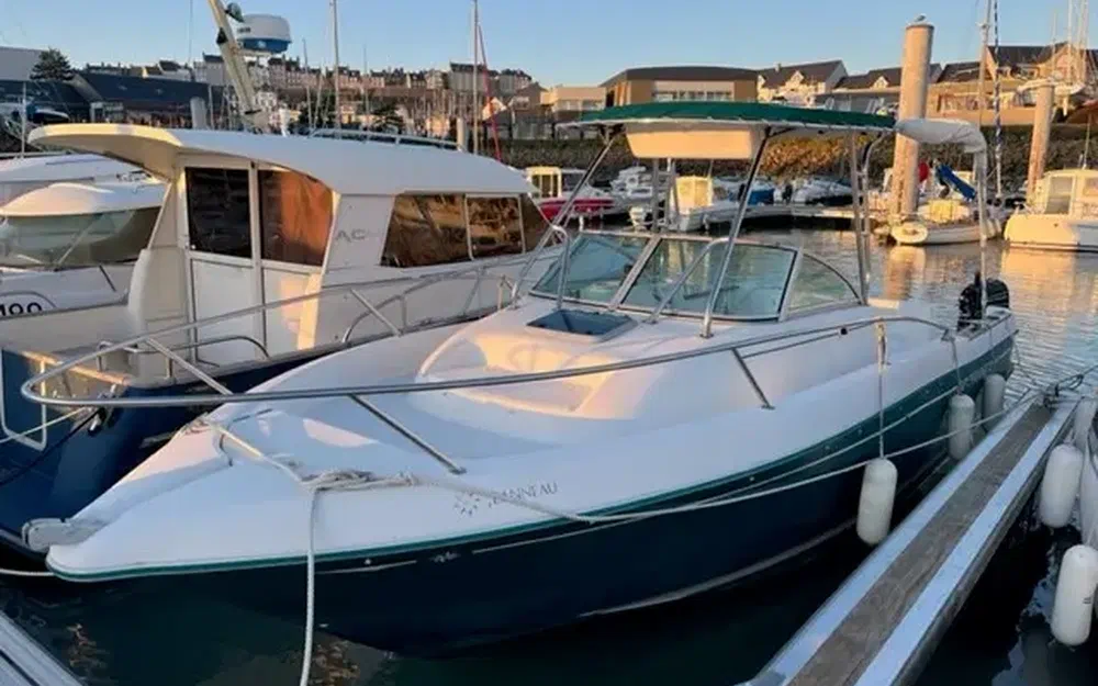 JeanneauCap Camarat 725