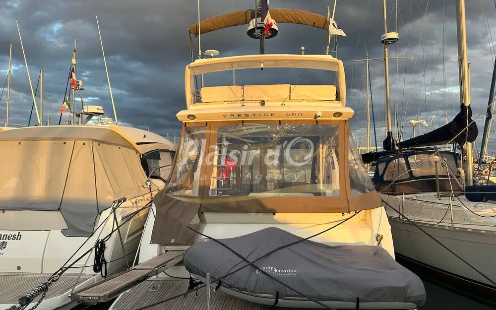 slider 1 Prestige Yachts 460 Fly