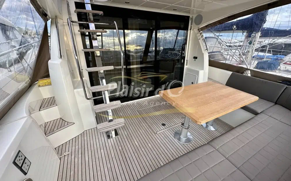 slider 10 Prestige Yachts 460 Fly