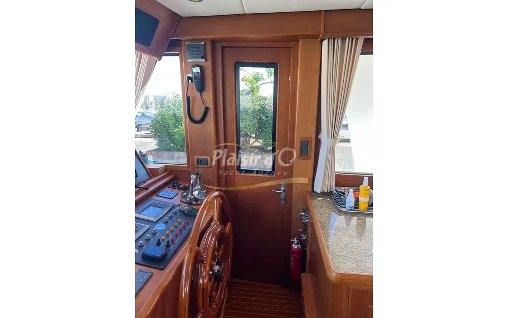 slider 41 Grand Banks 47 Europa