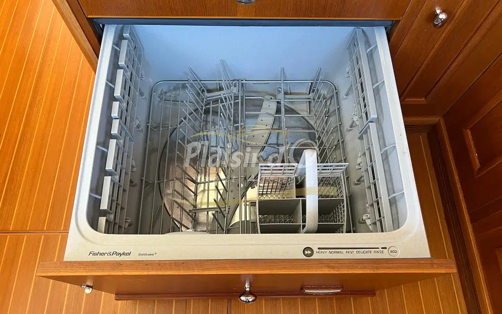 slider 46 Grand Banks 47 Europa