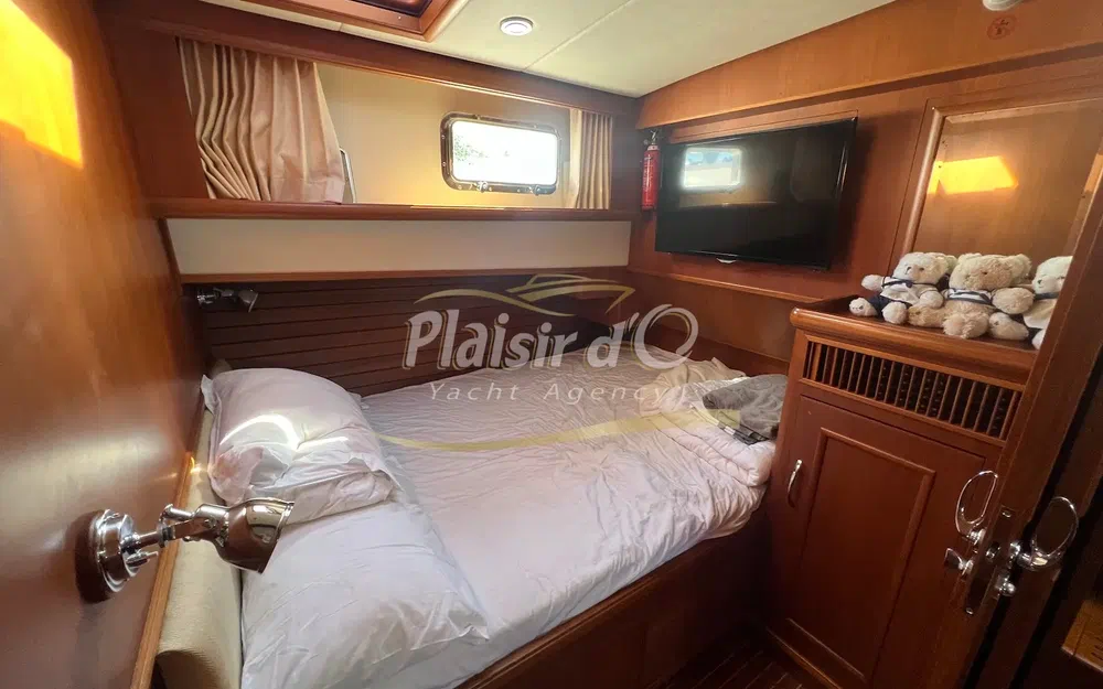 slider 52 Grand Banks 47 Europa