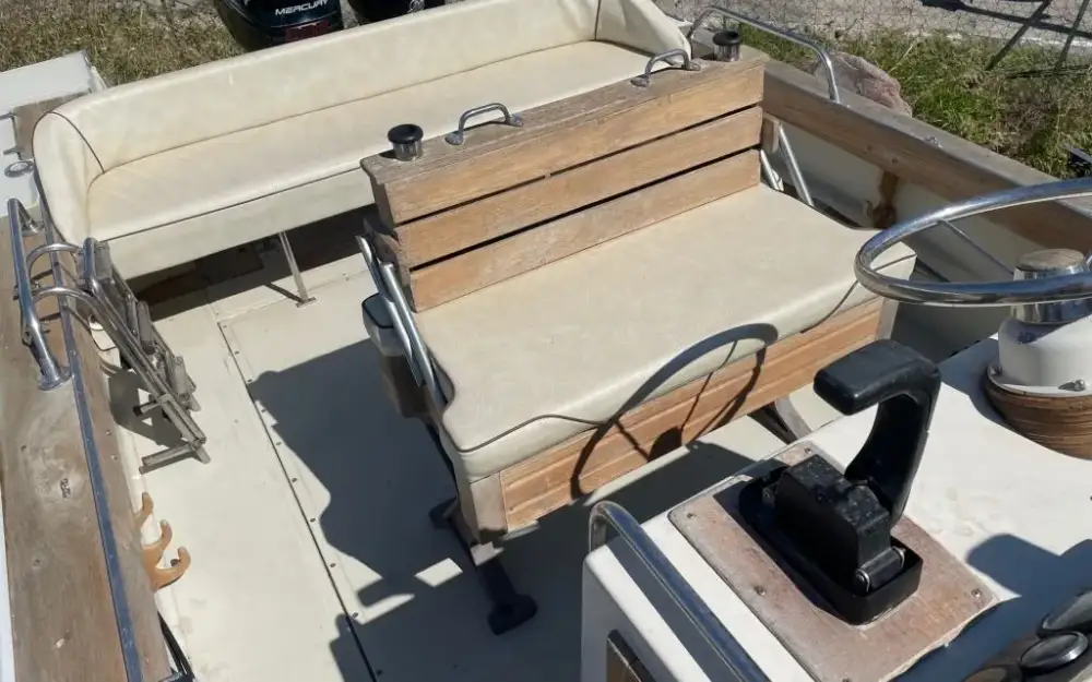 slider 5 Boston Whaler  25 Outrage