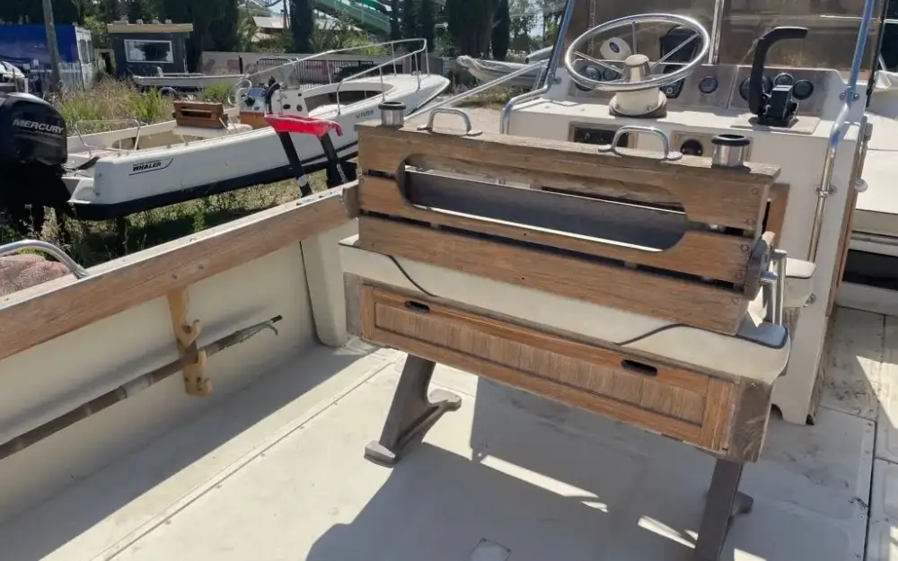 slider 6 Boston Whaler  25 Outrage