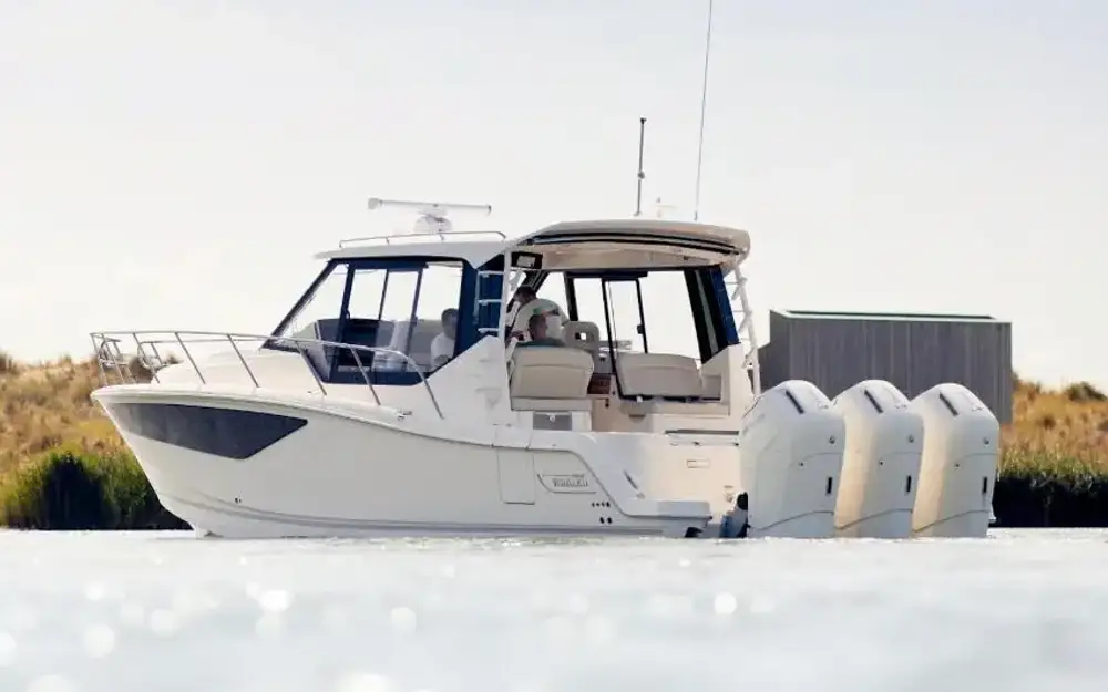 slider 0 Boston Whaler  405 Conquest