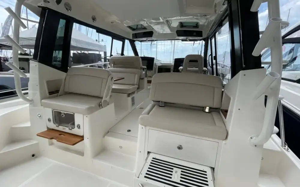 slider 6 Boston Whaler  405 Conquest