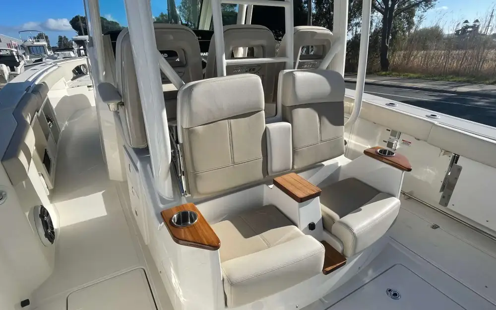 slider 6 Boston Whaler  360 Outrage