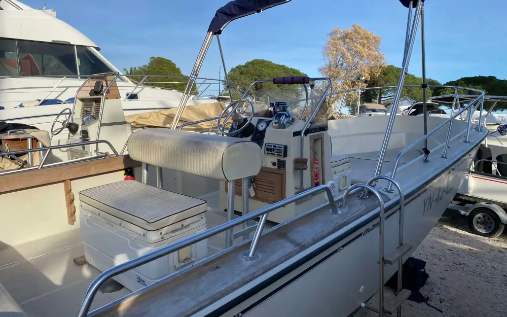 slider 8 Boston Whaler  25 Outrage