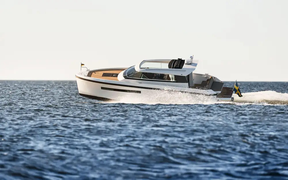 slider 1 Delta Powerboats  33 Coupe