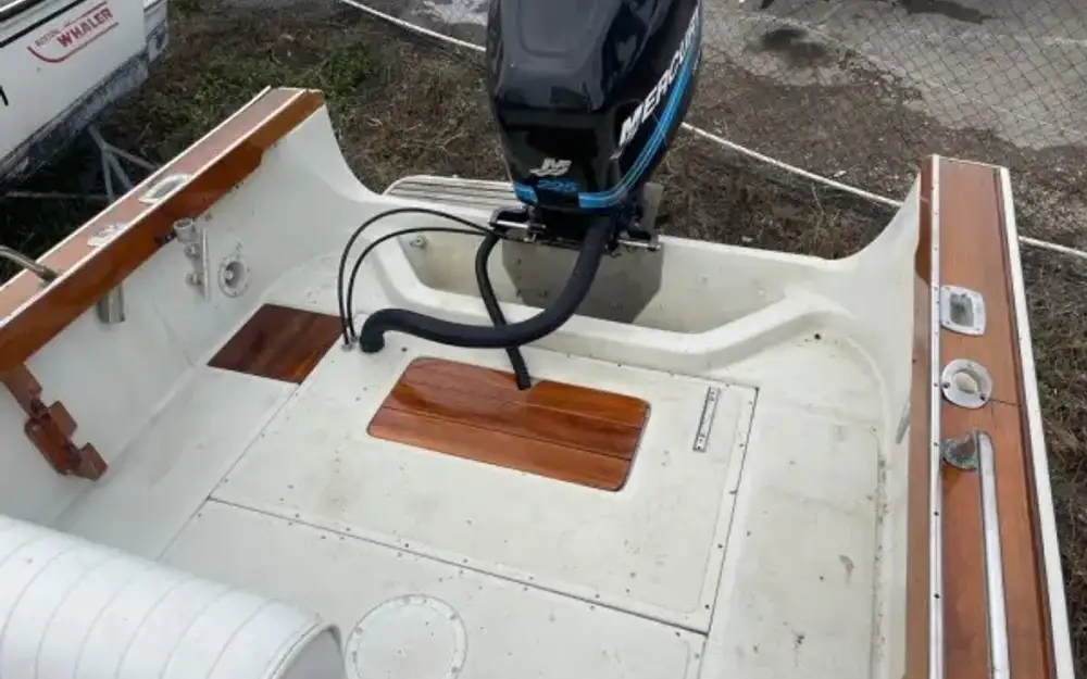 slider 3 Boston Whaler  22 Outrage