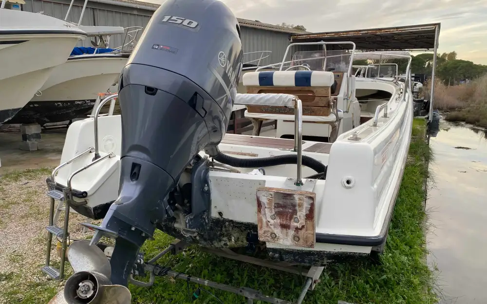 slider 9 Boston Whaler  21 Outrage