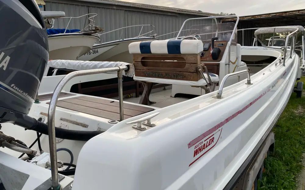 slider 10 Boston Whaler  21 Outrage