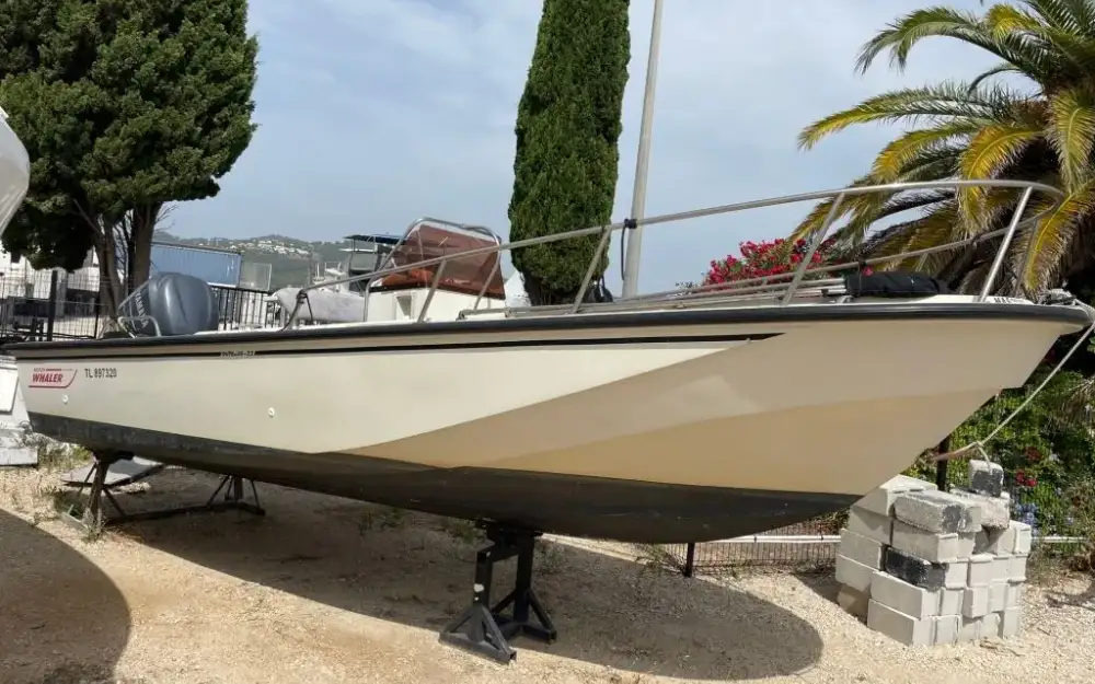 slider 0 Boston Whaler  22 Outrage