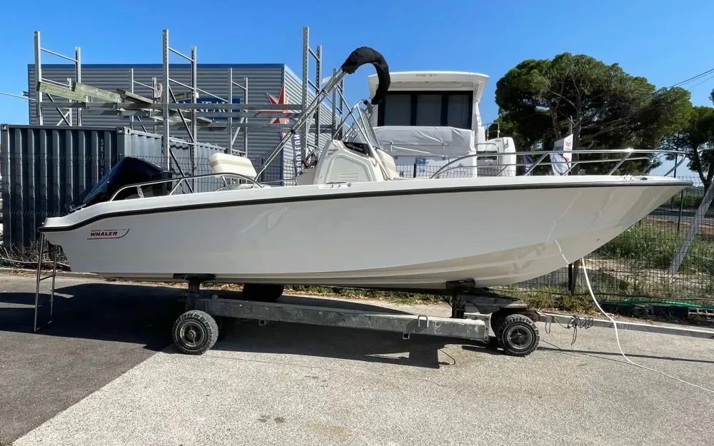Boston WhalerBoston Whaler 220 Dauntless