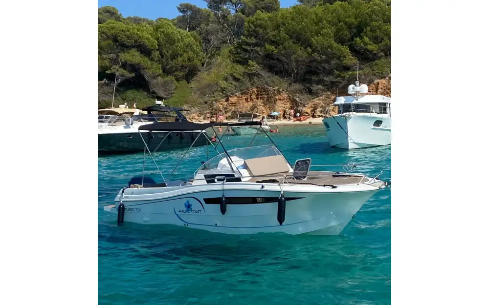slider 8 Pacific Craft  750 Open