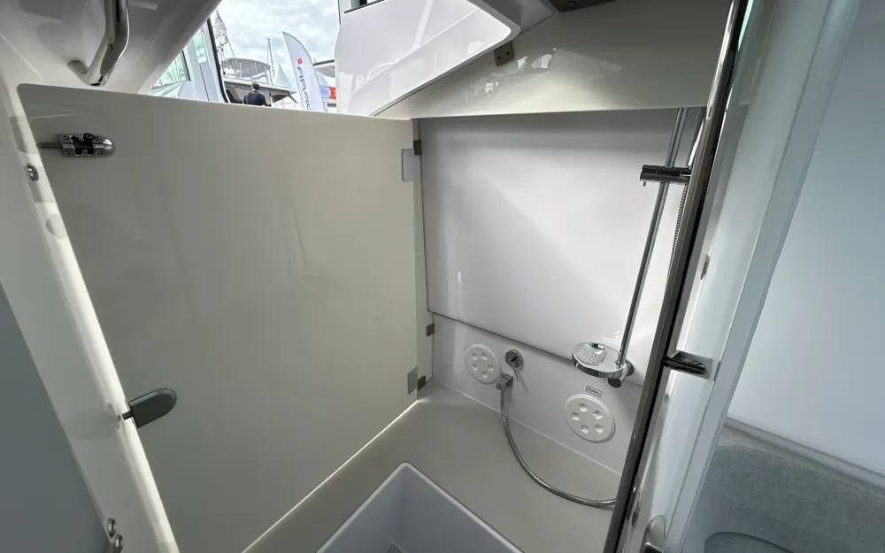 slider 6 Axopar  37 XC Cross Cabin