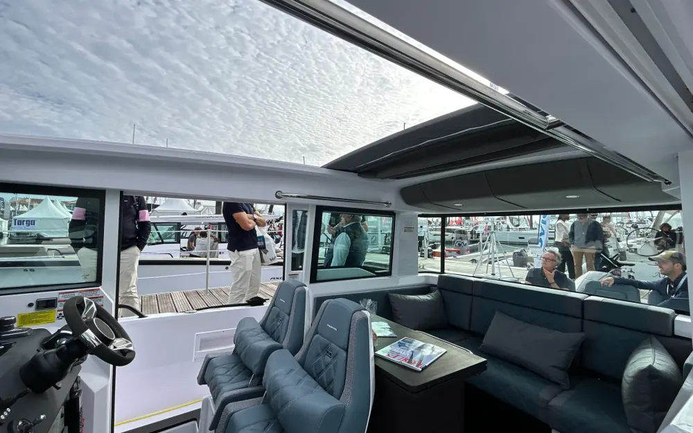 slider 10 Axopar  37 XC Cross Cabin