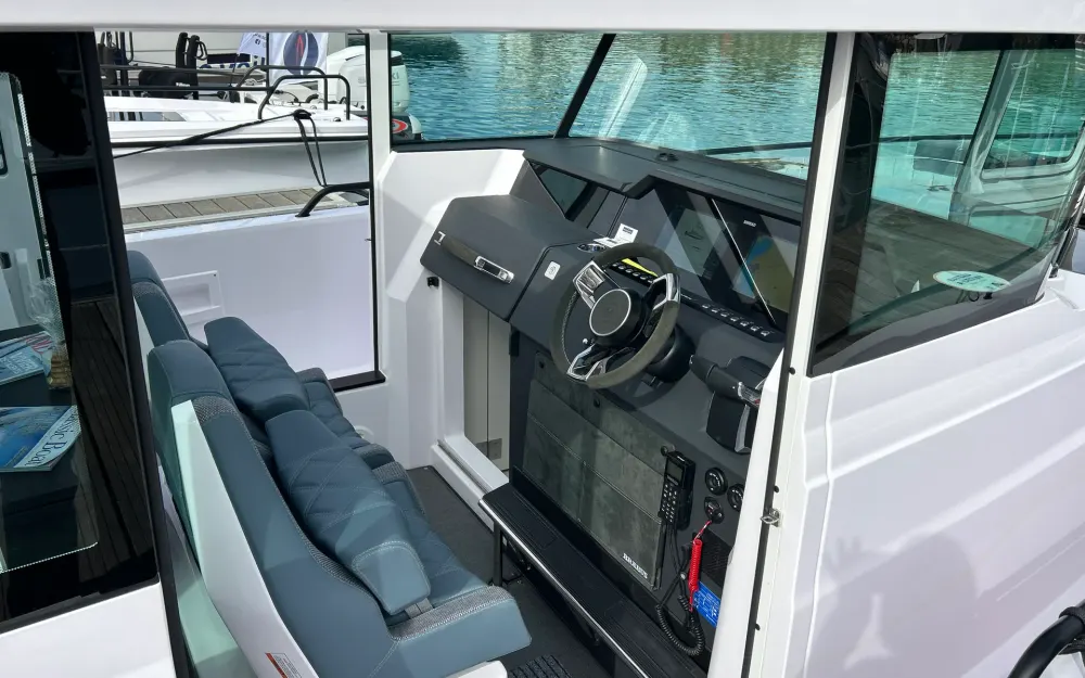 slider 13 Axopar  37 XC Cross Cabin