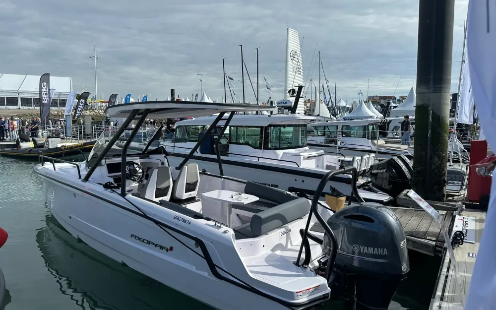 slider 0 Axopar  25 Cross Top