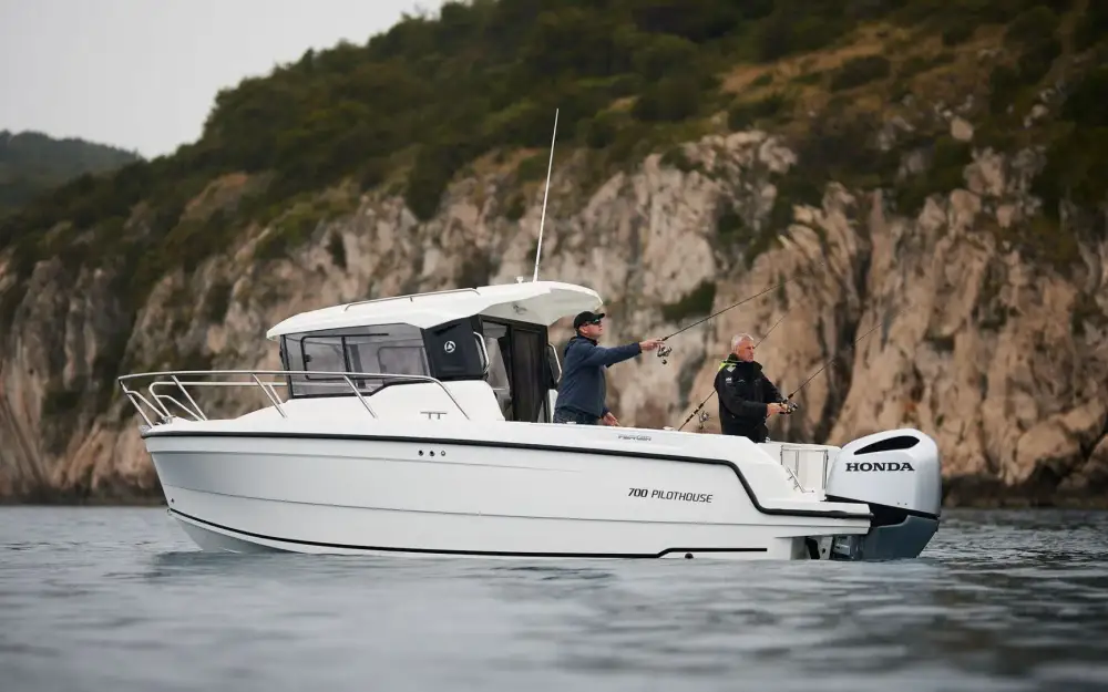slider 0 Parker  700 Pilothouse