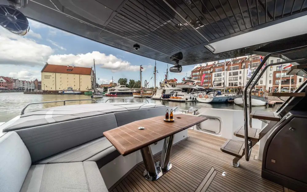 slider 4 Galeon  700 Skydeck