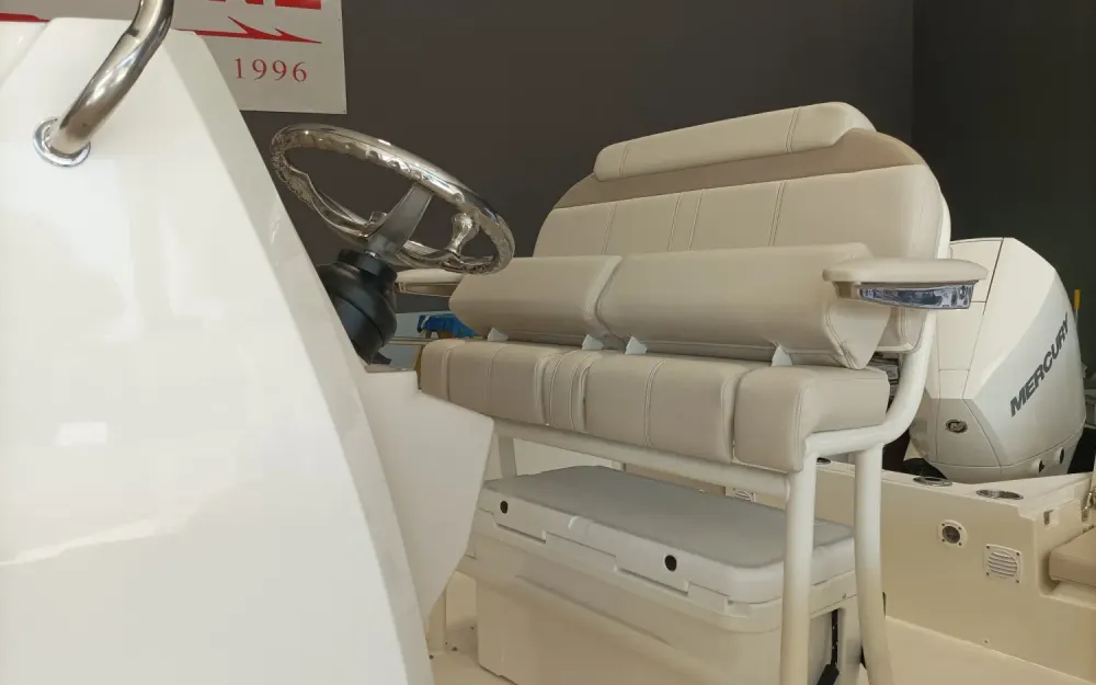 slider 1 Boston Whaler  220 Dauntless