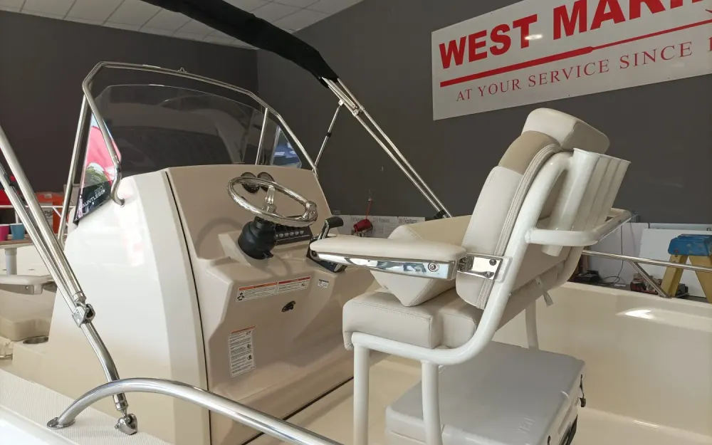 slider 2 Boston Whaler  220 Dauntless