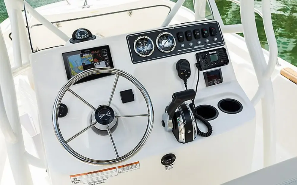 slider 1 Boston Whaler  190 Montauk