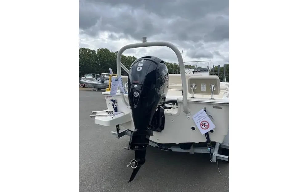 slider 1 Boston Whaler  190 Montauk