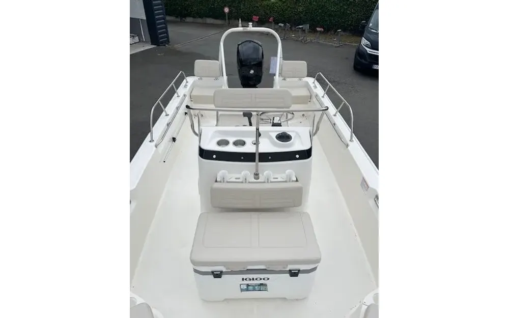 slider 7 Boston Whaler  190 Montauk