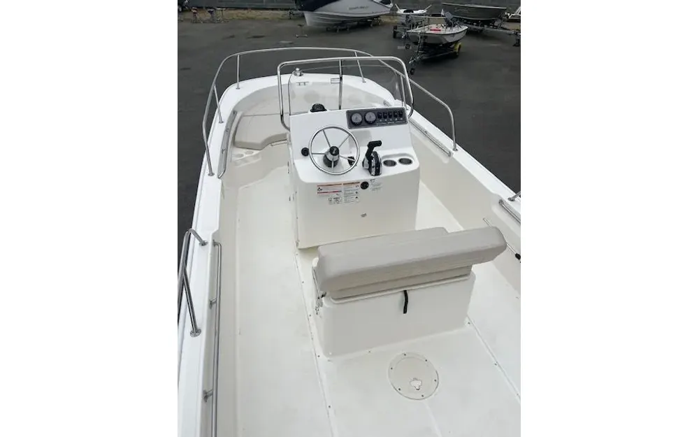 slider 8 Boston Whaler  190 Montauk