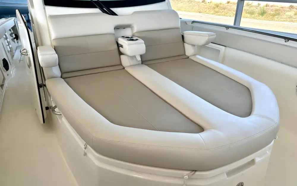 slider 11 Boston Whaler  360 Outrage