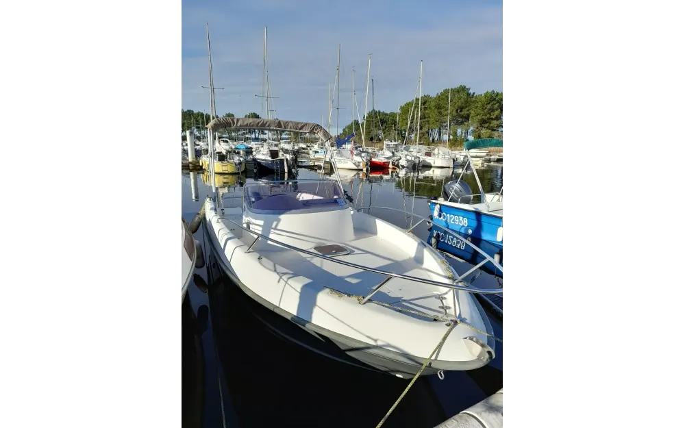 B2 MarineCap Ferret 552 Day Cruiser