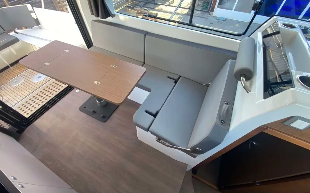 slider 8 Beneteau Antares 11
