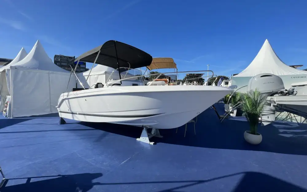 B2 MarineCap Ferret 652 Open