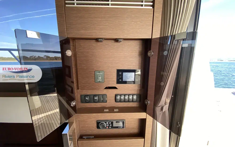 slider 6 Prestige Yachts 520 Fly