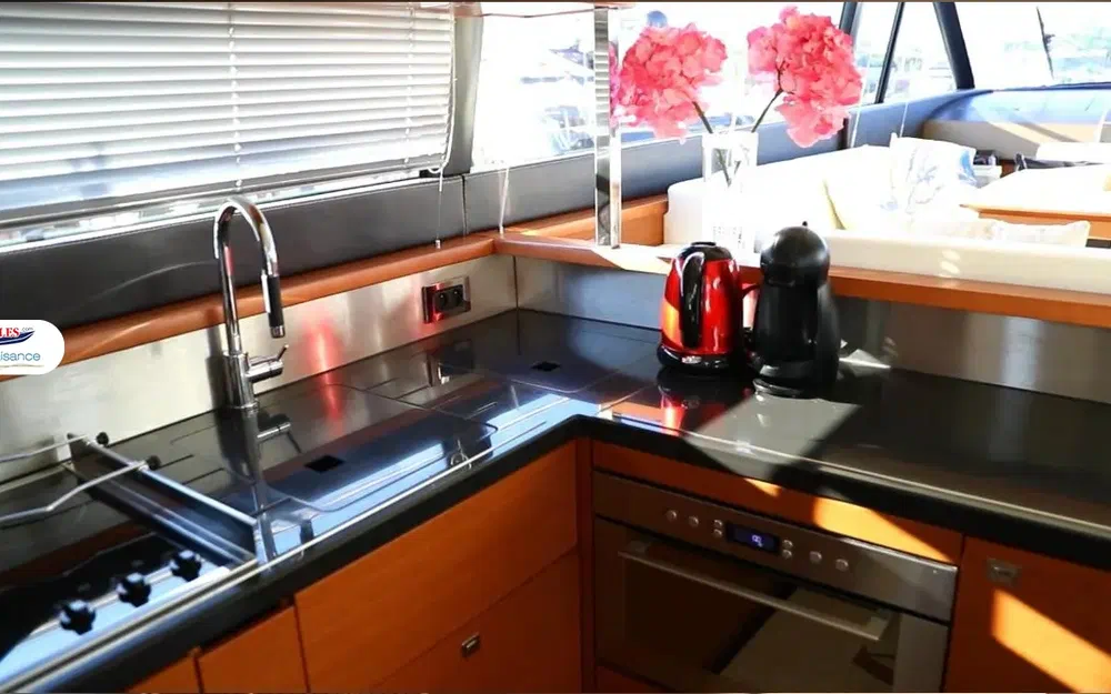 slider 4 Prestige Yachts 620 Fly